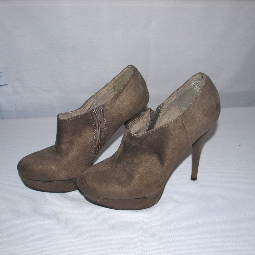 Mossimo Platform Booties Gray Faux Suede Size 9M